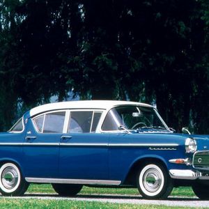 Der Opel Kapitän P1 lehnte sich beim Styling mit seinem ganzen Chromzierrat, den Heckflossen und eben den beiden Panoramascheiben stark an amerikanische Vorbilder an. Aufgrund der schlüssellochförmigen Heckleuchten wird dieses Modell auch als „Schlüssellochkapitän“ bezeichnet, oder eben als Kapitän „P 1“ („P“ = Panoramascheiben). (Bild:  Opel AG)