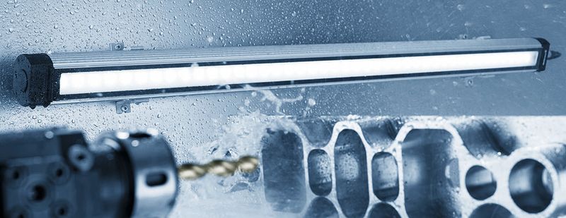 Die robuste LED-Maschinenleuchte Mach-LED-Plus wurde auf Basis umfangreicher Erfahrungswerte entwickelt und beleuchtet Arbeitsräume großflächig. (Bild: Waldmann)