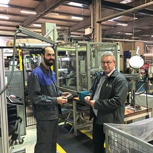 V. l.: Rainer Welter, Leiter Werkzeugbau voestalpine Rotec mit Steffen Gospodarek, Technische Beratung und Verkauf bei Müller Präzisionswerkzeuge.