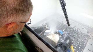 Anders als alle anderen Strahlverfahren: Das Vapor-Blasting vermeidet die Nachteile bekannter Verfahren und ermöglicht eine „perfekte“ Oberfläche. (Bild: Dominsky – VCG)