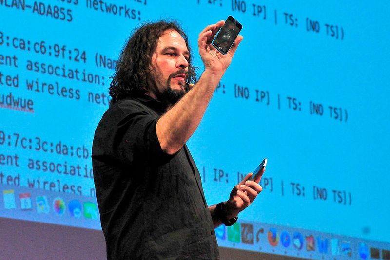 IT-Experte Erwin Markowsky zeigte die Gefahren der digitalen Medien.  (Zietz/»kfz-betrieb«)