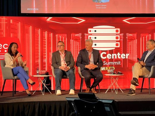 V.l. Christina Mertens (Virtus Data Centers), Sascha Solbach (Stadt Bedburg), Gerald Obernosterer (KNG-Kärnten Netz) und Gerd J. Simon (Simabra) auf dem „Data Center Expert Summit“ sprechen im Panel über „Neue RZ-Regionen abseits von FLAPD. Die neue Geografie der digitalen Infrastruktur“.(Bild:  Paula Breukel)