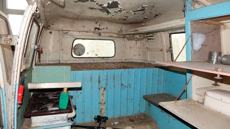 Vermutlich einer der ersten Camper auf T1-Basis. Da Paul Braun mit seinem Verkaufswagen weite Wege zurücklegte, um auf Wochenmärkten und dergleichen seine Produkte feil zu bieten, bestückte er seinen Transporter mit funktionalem Campingquipment, um in diesem zugleich übernachten zu können. Die praktische Einrichtung nutzten er und seine Familie dann auch viele Jahre an dem Fischweiher. Links zu sehen: der Zweiflammen-Gaskocher. (Bild: Dominsky – VCG)