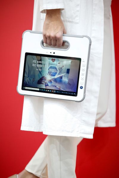 Der neu entwickelte 15,6-Zoll-Tablet-PC für endoskopische Eingriffe kombiniert Bildverarbeitung mit KI und ermöglicht schnelle präzise Echtzeit-Analysen während den Untersuchungen. Weitere Funktionen sind die automatische Erkennung von Polypen und die Unterdrückung von Rauchentwicklungen.  (Bild: Messe Düsseldorf / Tillmann)