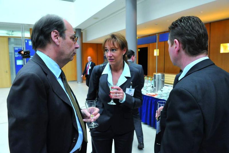 Ernst Haack, Mitglied der Geschäftsleitung der Vogel Business Media, fachsimpelt mit Sylvia Gerl, Schulleiterin der BFC Northeim. (Archiv: Vogel Business Media)