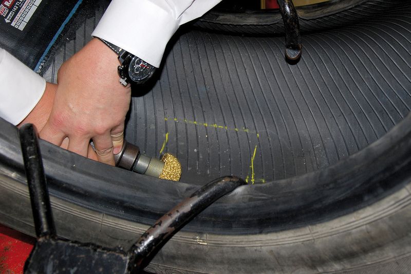 Bild 3: Mit einem speziellen Werkzeug wird die Klebestelle aufgeraut. Die dabei entstehende Struktur sorgt für eine innige Verbindung des Reparaturpflasters mit dem Reifen. (Rosenow)