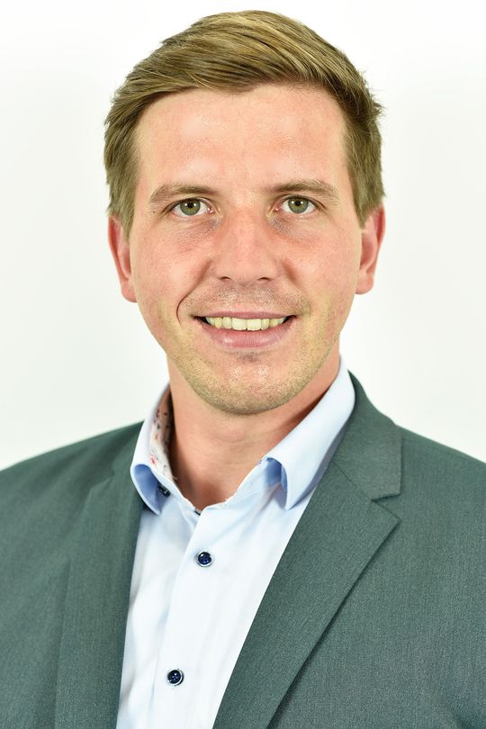 Lukas Neubauer: "Die branchenspezifische Erfahrung mit industrieller Planung und Fertigungsprozessen in der Glasindustrie macht Elisa Industriq zum geeigneten Partner für dieses Transformationsprojekt."(Bild:  Wiegand-Glas)