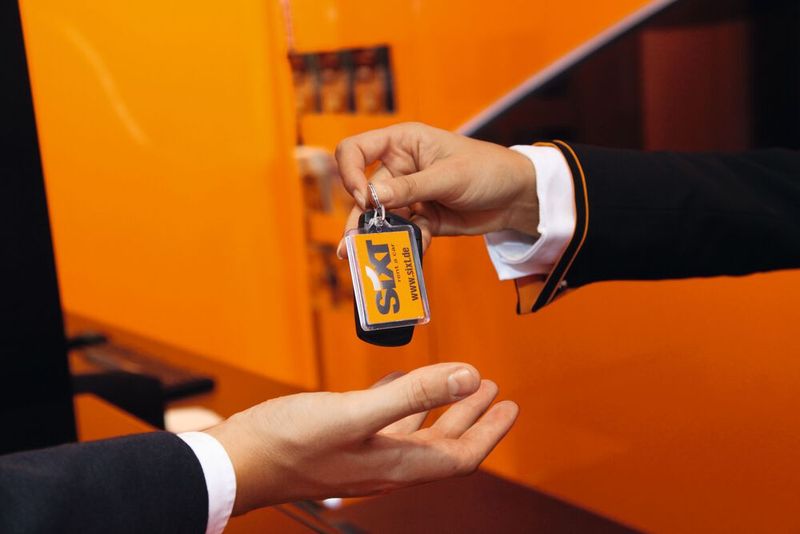 Derzeit sind es nur selten Schlüssel für E-Autos, die bei Mietwagenfirmen an die Kunden vergeben werden. Die Nachfrage für die elektrischen Modelle ist trotz breiteren Angebots noch gering.(Bild:  Sixt)