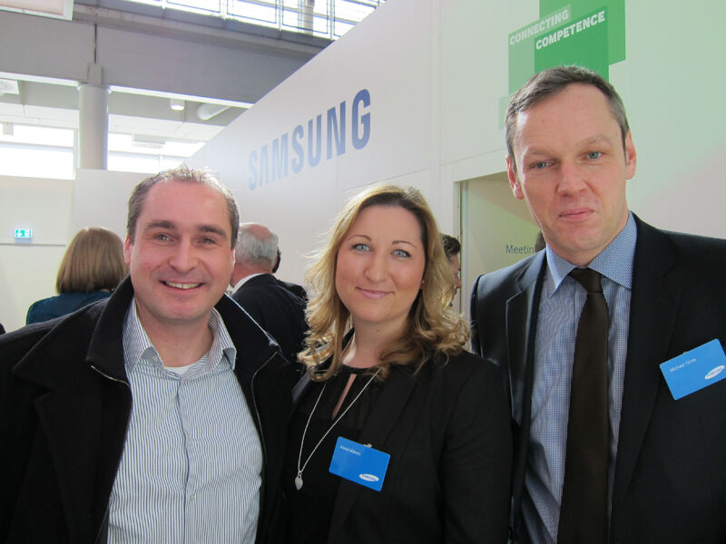 v.l.: Michael Schröder (Tech Data) mit Anna Elena Hübers und Michael Grote (Samsung) (IT-BUSINESS)