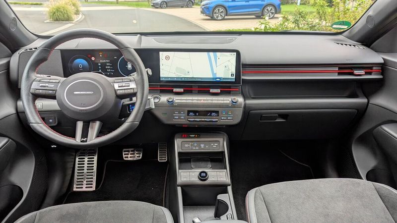 Das vollwertige Fahrerdisplay informiert umfassend und lässt sich gut ablesen. Der Infotainment-Bildschirm in der Mitte ist dagegen mit seinen vielen kleinen Symbolen nicht ideal zu bedienen. Aber dafür gibt es ... (Bild: Rosenow – VCG)