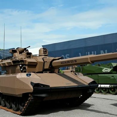 What you see here is an interim main battle tank solution for France—known as Capint. It is intended to replace the Leclerc before the main battle tank from the Franco-German MGCS project is actually ready, as France wants and cannot afford to wait long for the tank of the future. (Source: dpa / W. v. Dewitz)