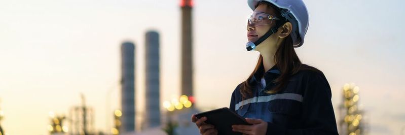 Alles im Blick am Bildschirm? In Zukunft sollen zumindest Ventile und Armaturen auch digital erreichbar sein.(Bild:  © ake1150 - stock.adobe.com)