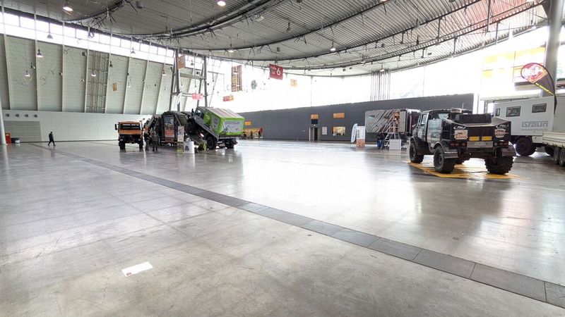 ...und jenem Bild zu sehen, war auch in Halle 6 noch reichlich Platz vorhanden bzw. Fläche ungenutzt. Darüber hinaus hat der Unimog-Parcours im Hintergrund nicht wirklich was mit Oldtimern zu tun. (Bild: Dominsky – VCG)
