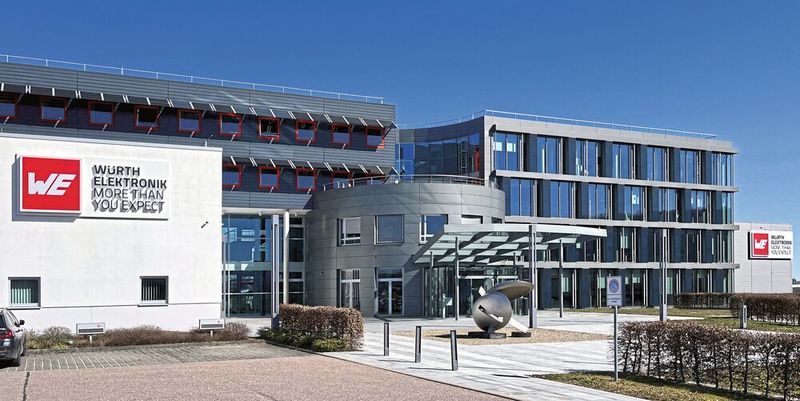 Mega-Konzern:  Die Unternehmenszentrale der Würth-Elektronik-eiSos-Gruppe in Waldenburg ist gleichzeitig größter Logistikstandort und wurde seit 2001 in mehreren Bauabschnitten kontinuierlich erweitert. Heute sind dort über 800 Beschäftigte tätig.(Bild:  Würth Elektronik)