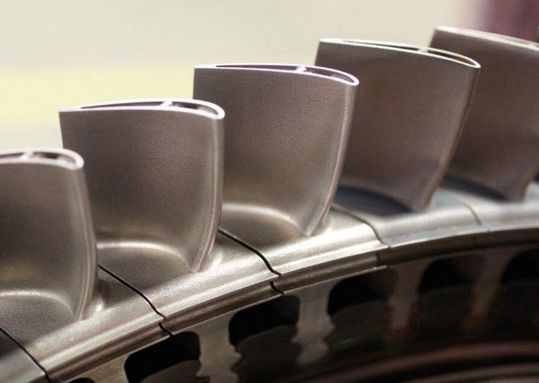 Wie die „Welt am Sonntag“ berichtet, werden die beiden Konzerne Siemens Energy und Zeiss nun ein spezielles Unternehmen gründen, unter dessen Dach in Zukunft 3D-Druckteile hergestellt werden.(Bild:  Siemens)