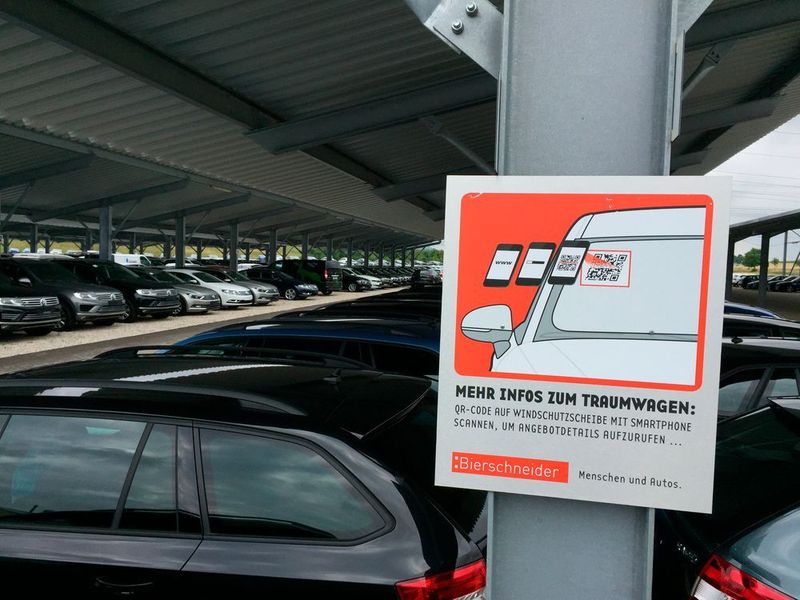 Wer auf dem 27.000 Quadratmeter großen Gelände mehr über einen der zahllosen Gebrauchten erfahren möchte, kommt mittels Smartphone und QR-Code an die gewünschten Informationen. (Faust / »kfz-betrieb«)