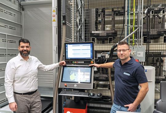 Dominik Wierscheim (re.), Meister der elektrischen Instandhaltung bei Boll & Kirch Filterbau in Kerpen, und Nebo Petrovic (li.), Head of Service Execution bei Fastems, entwickelten gemeinsam ein individuelles Servicekonzept.(Bild:  Boll & Kirch Filterbau GmbH)