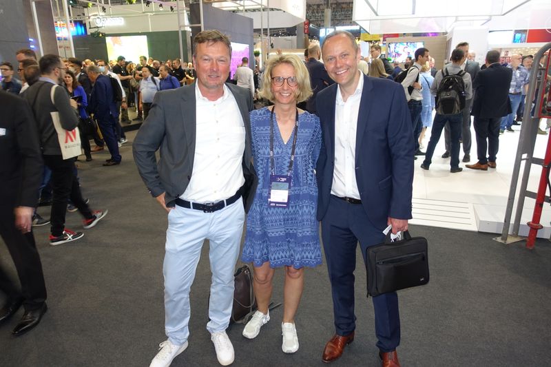 Stephanie Steen (IT-BUSINESS) mit Frank Aßmann (l., komma,tec) und Andreas Degen (DEGEN). (IT-BUSINESS)