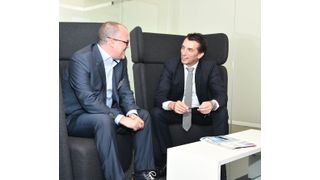 Waldner-Laboreinrichtungen-Geschäftsführer Joerg Hoffmann (r.) im Gespräch mit LP-Chefredakteur Marc Platthaus (Stefan Holler/Waldner)