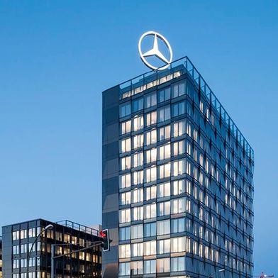 Wenn es mit den Plänen für eine neue Homeoffice-Regelung bei Mercedes-Benz klappt, dann werden bald wieder viele Fenster der Büros vier Tage die Woche beleuchtet sein, wenn es dunkel ist ... (Bild: Mercedes-Benz)