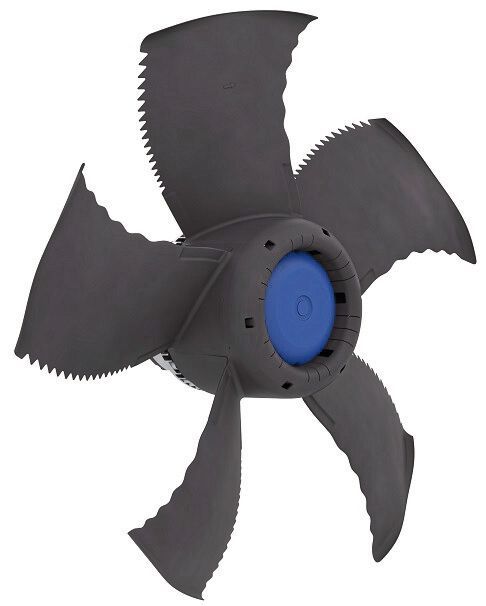 Mehr Bionik umgesetzt: die der Eule abgeschauten Ventilatorflügel mit gezackter Hinterkante wurden nochmals verbessert und besitzen nun eine leicht gewellte Vorderkante. Damit wird die Luft länger kontrolliert bewegt.(Bild:  Ziehl-Abegg)