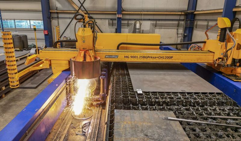 Damit GFM Schiller jetzt auch den Blechzuschnitt anbieten kann, ist die zweite MG-3D-Plasmaschneidanlage von Microstep in Sachen Bearbeitungsbereich auf 9.500 × 2.500 Millimeter vergrößert worden. Auch sie hat einen Plasmarotator sowie den Autogen-Support. Auch eine Bohrspindel findet sich an der Anlage. (Bild: Microstep Europa)