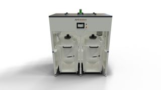 Automatisierte Pulverversorgung ohne Unterbrechung: Das Powder Management System (PMS) von AM Solutions integriert zwei Polyboxen und wechselt bei Bedarf automatisch von der einen auf die andere. (Bild: Rösler Oberflächentechnik)
