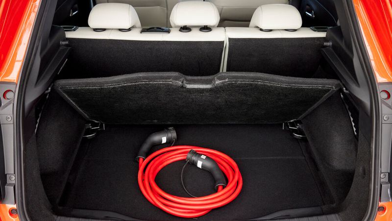 Der Kofferraum fasst zwischen 360 und 1.231 Liter Gepäckvolumen. (Bild: Stellantis)