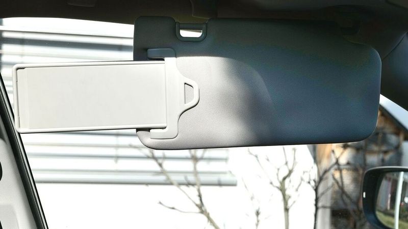 10. Die Sonnenblende: Und noch ein einfaches, aber sehr wirksames Ausstattungsmerkmal bietet der Forester: Die Sonnenblende lässt sich verlängern. Das bietet vor allem bei Sonneneinstrahlung von der Seite einen deutlich besseren Schutz. (Bild: Rosenow/»kfz-betrieb«)