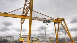 Die Portalkrane auf der Margaretenbrücke in Budapest heben die schweren Stahlbeton-Elemente aus der Fahrbahn, transportieren sie zur Verladestelle am Brückenkopf und übernehmen dort die neuen Fahrbahnteile. Bild: Stahl Cranesystems (Archiv: Vogel Business Media)
