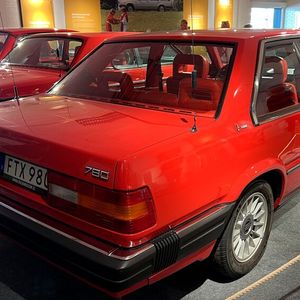Volvo-CEO Pehr Gyllenhammar bevorzugte feuerrote Privatautos mit rot ausgekleidetem Interieur, so wie diesen Volvo 780 von 1985.(Bild:  autodrom)