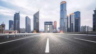 Menschenleer: Kein Verkehr, wo sich sonst Autos Stoßstange an Stoßstange über die breiten Stadt-Highways quälen – Chinas harte Lockdowns haben von Corona betroffene Metropolregionen in Geisterstädte verwandelt. (Bild: frei lizenziert)