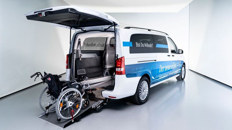 Mit dem Umbau des E-Vito Tourer für den Transport von Rollstuhlfahrern will Mercedes Privatkunden, Taxiunternehmen und Transportdienste ansprechen. (Bild: Mercedes)