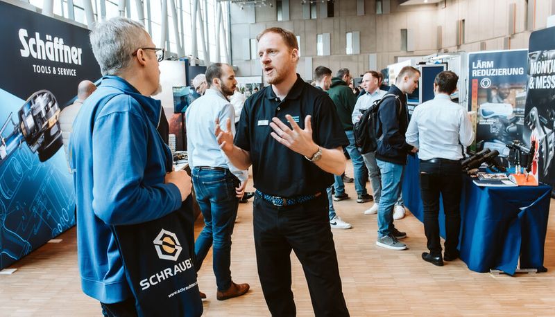 Den Fachaustausch schätzen Aussteller wie Teilnehmer an der Schraubtec. (Bild: Camilo Amaya)