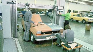 Mit Schlaghosen und Pulunder 1974 frisch ans Werk: Der Fiesta war für Ford eine echte Zeitenwende. Eine, die bald enden wird. (Bild: Ford)