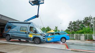 Der ADAC hat ein Wohnmobil einem Crashtest mit einem Pkw unterzogen. (Bild: ADAC/Uwe Rattay)