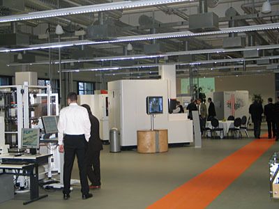 Auf rund 1300 m2 bietet das neue Anwendungszentrum Fräs- und Erodiertechnik von GF Agie Charmilles in vielen Varianten. (Archiv: Vogel Business Media)