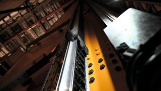 Mehr Ruhe, weniger Verschleiß und eine höhere Lebensdauer: Mit dem TKVG hat Tsubaki eine Nachrüstlösung für Regalbediengeräte entwickelt. (Bild: Tsubaki Kabelschlepp)