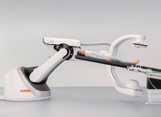 Kuka beliefert Siemens Healthineers jetzt mit 300 Robotern des Typs KR Quantec, die im Rahmen des Siemens-Systems Artis pheno für eine bessere Behandlungsmöglichkeit von Patienten sorgen. Hier erklären die Experten mehr dazu.(Bild:  Siemens)