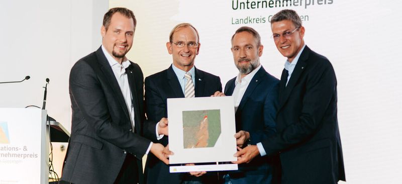 Mink wird vom Landkreis Göppingen ausgezeichnet: Benjamin Zondler (Mink), Gernot Imgart (IHK), Michael Müller (Mink) und Daniel Zimmermann (Mink) (v.l.).(Bild:  Daniel Gimmer)