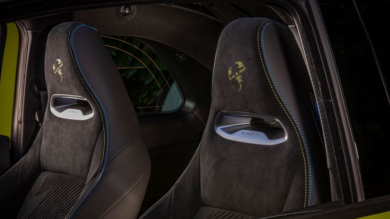 Der Abarth-Skorpion ist im 500e Turismo ein ständiger Begleiter. (Bild: FCA/Abarth)