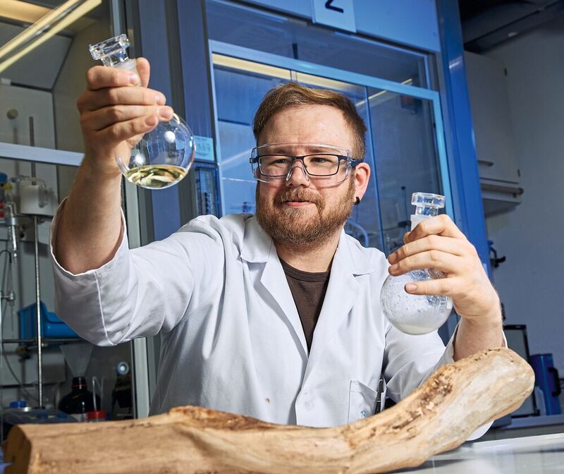 Bernhard Stadler, wissenschaftlicher Mitarbeiter am Leibniz-Institut für Katalyse in Rostock, entwickelt Klebstoff aus Holzabfällen.