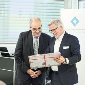 Bundespräsident Guy Parmelin (li.) im Gespräch mit Michael Merkle (re.), CEO der Agathon AG, bei seinem Besuch der Agathon AG in Bellach am «Tag des Familienunternehmens». (Bild: Agathon AG)