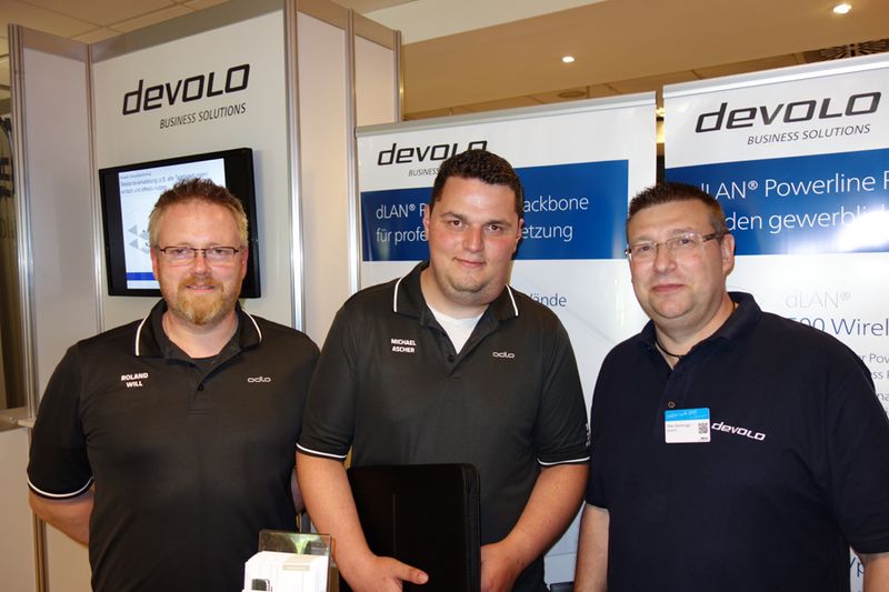 (v. l.) Roland Will und Michael Ascher, Tarox, mit Peter Steinkrüger, Devolo (Bild: IT-BUSINESS)