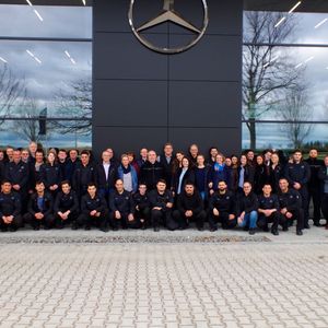 Die komplette Belegschaft vor dem Neubau.(Bild:  Autohaus Kloz)