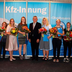 Über insgesamt acht frischgebackene Kfz-Mechatronikerinnen freute sich Obermeister Johann Bader.(Bild:  Innung)