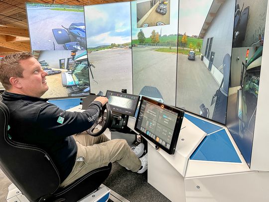 Blick aus dem Leitstand auf die Umgebung des Traktors.(Bild:  Arnold Next G)