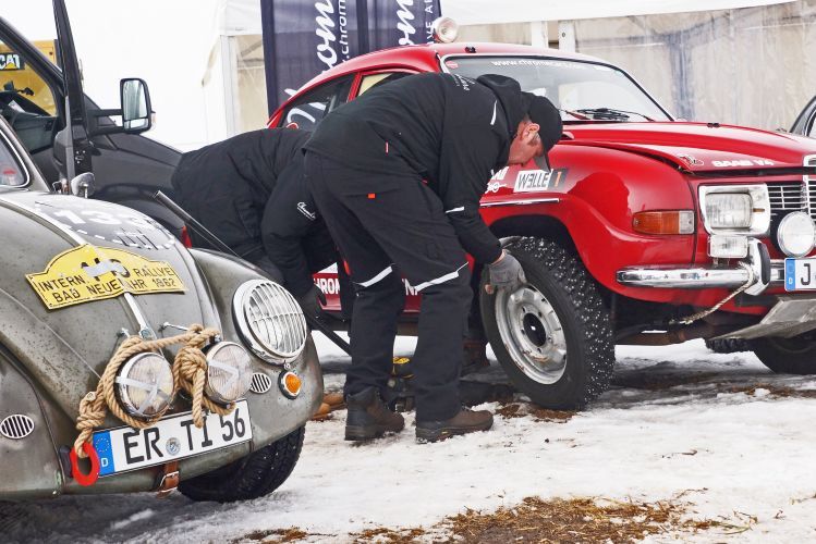 Obwohl in der Serienausfürhung lediglich mit einem wassergekühlten Dreizylinder-Zweitaktmotor mit 850 cm³ Hubraum ausgestattet, errang der Saab 96 zahlreiche Rallyeerfolge. So gelang ihm 1962 und 1963 der Gesamtsieg bei der Rallye Monte Carlo.  (Bild: Matthias Knödler)