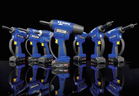 Von Gesipa ist die Bird Pro-Serie, welche sowohl Blindniet- als auch Blindnietmutternsetzgeräte umfasst, mit einem leistungsstarken und langlebigen CAS-Akku ausgestattet.(Bild:  Gesipa)