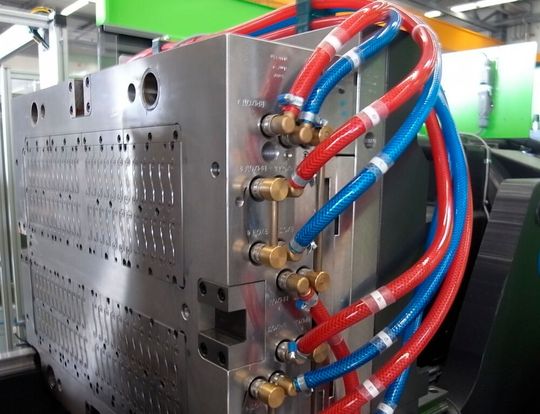 Beim Spritzgießen von Kunststoffen kommt es mit Blick auf die Bauteilqualität auch auf die richtige Kühlstrategie des Werkzeugs an. Forscher an der TH Köln untersuchen dabei zwei neue Mögichkeiten im Rahmen des Projekts „OptiTemp“.(Bild:  Benerkolb)